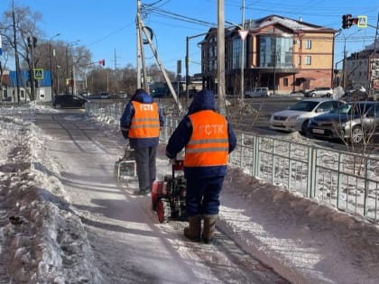 Тротуарный ледокол приходит на помощь «ручному» труду рабочих ГСТК