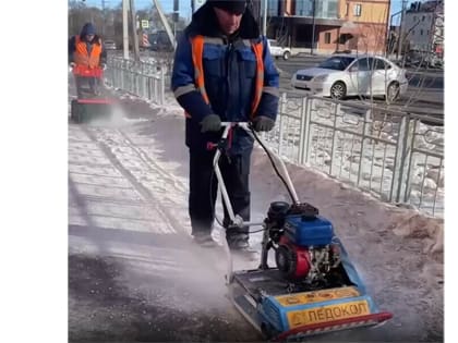 Очищать тротуары Благовещенска теперь помогает ледокол, купленный в начале прошлого года (видео)