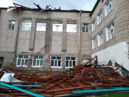 В Новокиевском Увале прошел ураган. Со школы унесло крышу, повалило деревья