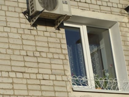 В Благовещенске из окна третьего этажа выпал подросток