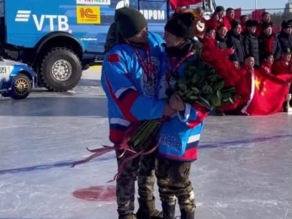 Участник авторалли сделал предложение возлюбленной на льду Амура