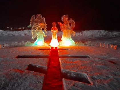 Ледовые скульптуры к празднику Крещения Господня засияли в Благовещенске