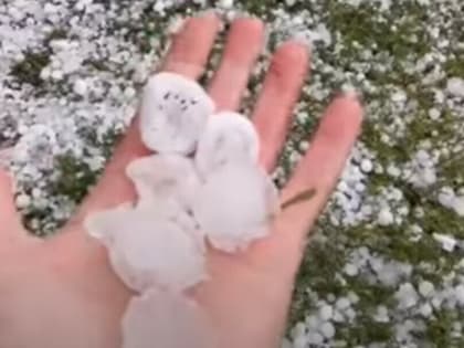 Машины укутывали одеялами: крупный град выпал в Новосибирске (видео)