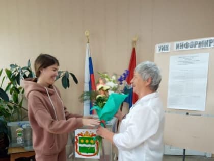 В Амурской области избирателям, впервые пришедшим на выборы, подарили цветы