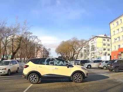 С благовещенской парковки машина уехала без водителя (видео)