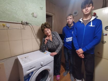Молодогвардейцы помогают в быту