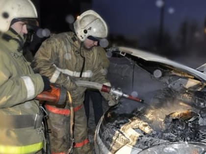 Автомобиль тушили пожарные в Белогорске
