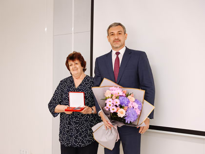 Губернатор Василий Орлов вручил заслуженным врачам Приамурья профессиональные награды