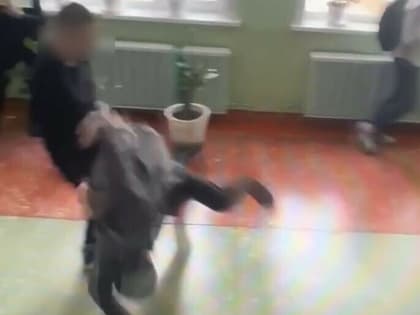 «Издевательства длятся с начала учебного года»: благовещенцы обвинили одноклассников сына в буллинге и избиении