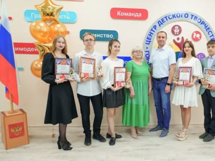 Выпускники-медалисты получили денежные премии от мэра Тынды