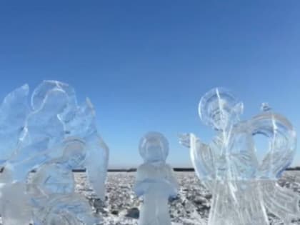 Ледяные скульптуры к празднику Крещения Господня создают в Благовещенске