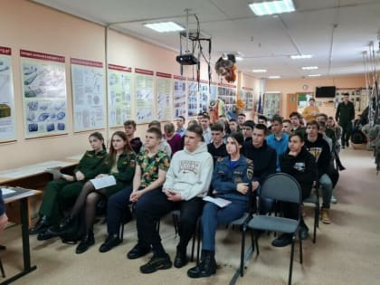 Амурских подростков научат прыгать с парашютом