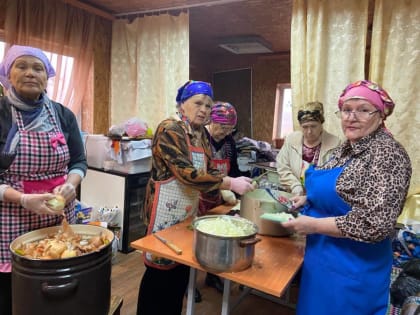 Амурские партийцы изготавливают ингредиенты для сухого борща