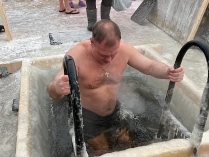 «Мир прекрасен!»: в день Крещения благовещенцы ныряли на лютом морозе и радовались жизни