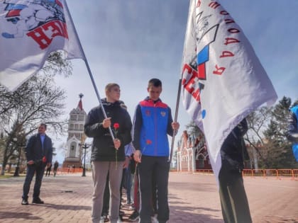 Участники ежегодного Турнира Георгия Победоносца по боксу, посвященного Великой Победе, возложили цветы к мемориал павшим Воинам-амурцам