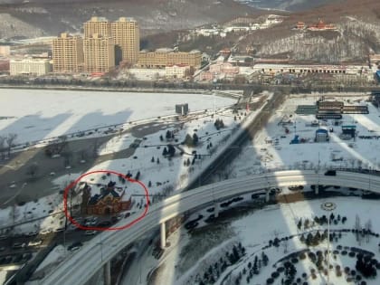 В продолжение скандала с урнами-матрешками в Хэйхэ. В Суйфэньхэ построили туалет в виде православной церкви (фото)