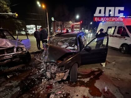 В центре Благовещенска лобовое столкновение. Работает реанимация