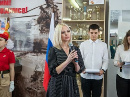 В благовещенской школе № 10 открыли «Уголок памяти Героя» и установили «Парту Героя» (фото)