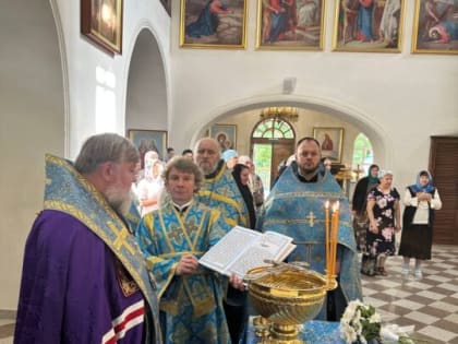 Владыка Лукиан совершил молебен с акафистом Божией Матери у Ее чудотворного Албазинского образа в Кафедральном соборе Благовещения Пресвятой Богородицы