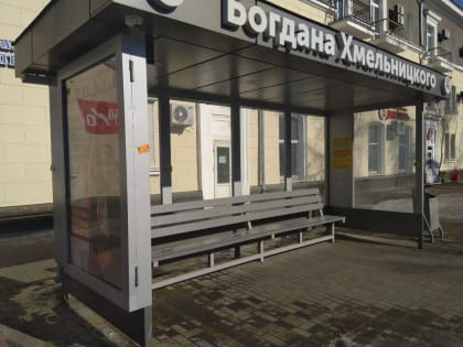 В Благовещенске расклейщик объявлений на остановке попал в «прямой эфир»