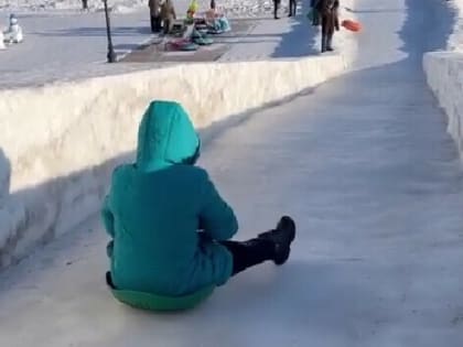 Главное, не застрять на середине: благовещенцы жалуются на горки на набережной (видео)