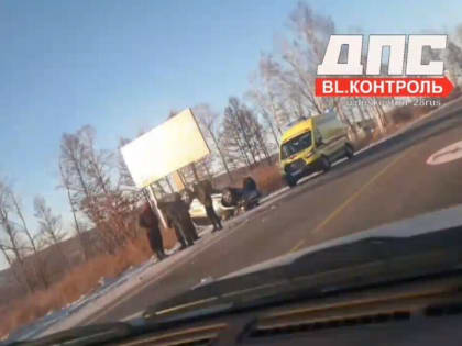 На подъезде к Благовещенску перевернулось авто. Понадобилась помощь медиков (видео)