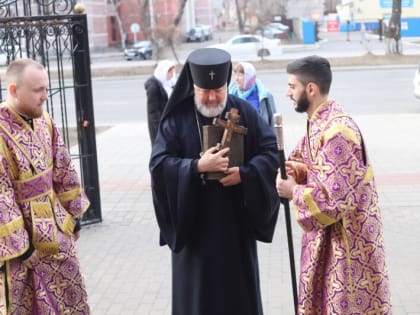 В 4-ю Неделю Великого поста архиепископ Лукиан возглавил Божественную литургию в храме Архангела Гавриила и прочих Небесных Сил бесплотных на подворье Свято-Троицкого епархиального