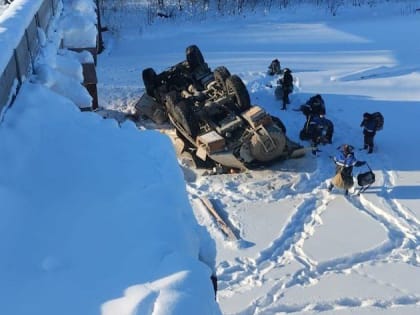 В вахтовом автобусе, упавшем с моста, пострадали восемь человек