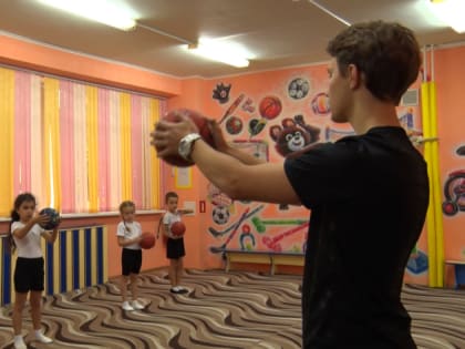 Без отрыва от учебы: студенты-старшекурсники работают в школах и детсадах Приамурья