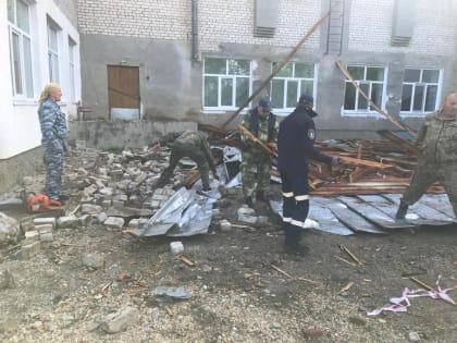 Пилят деревья и наводят порядок в Новокиевском Увале, пострадавшем от урагана (фото)