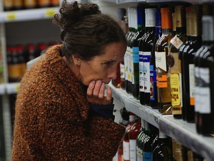 Эксперт: если запретить продавать алкоголь в магазинчиках у дома, там сразу вырастут цены на другие товары