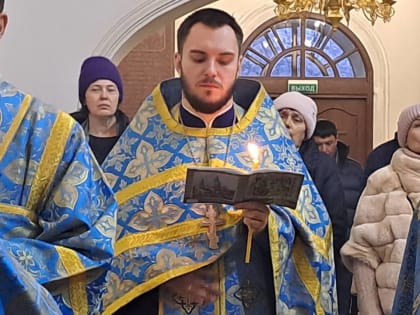 Владыка Лукиан совершил молебен с акафистом Божией Матери у Ее чудотворного Албазинского образа в Кафедральном соборе Благовещения Пресвятой Богородицы