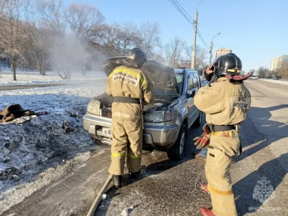 В Благовещенске на дороге загорелся автомобиль