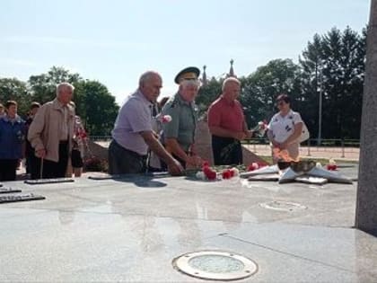 Ветераны возложили цветы к памятнику советским воинам на площади Победы в Благовещенске