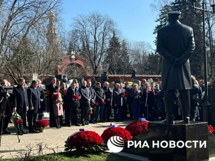 На открытии памятника Жириновскому стало известно, какие цитаты высечены золотом на постаменте