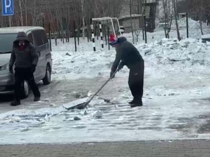 Депутаты городской Думы помогают очищать территории домов и спортивных объектов от снежного наката