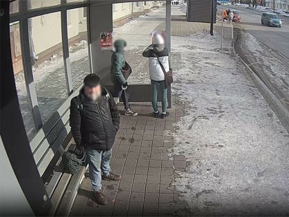 Хулиганы оклеили рекламой автобусный павильон в центре Благовещенска (видео)