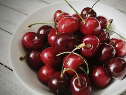 Хватит ли в магазинах яблок и черешни после майских заморозков