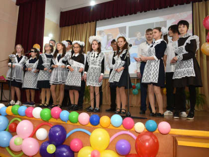 Педагогам Свободненской школы-интерната в День учителя дарили песни и комплименты