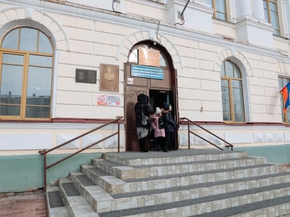 Власти озвучили, что будет с деревьями в Алексеевской гимназии при ремонте школьного стадиона