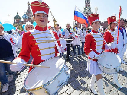 Первомай по-русски: монстрации, красные флаги и драки с полицией