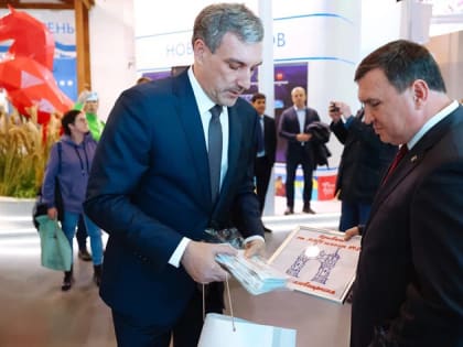 Подарки и письма передал Василий Орлов детям подшефного Приамурью района на форуме «Россия»