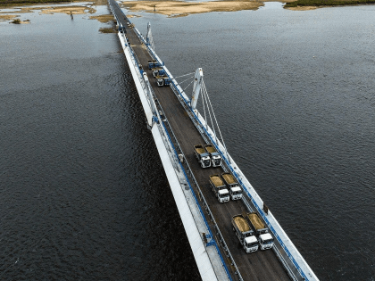 Грузовые автомобили не пустят: в амурском Минтрансе рассказали, как будет организовано движение на новом мосту через Зею