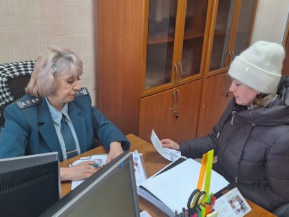 В мобильном офисе налоговой службы провели мастер-классы для налогоплательщиков из Райчихинска и Прогресса