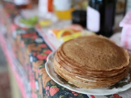 Женщина подавилась на конкурсе по поеданию блинов. Спасти ее не смогли