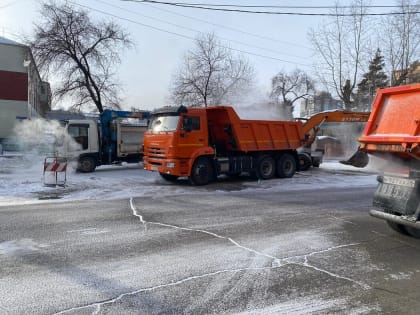 В центре Благовещенска идет поиск дефекта на тепловых сетях (фото)