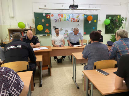 Депутат Николай Зинков и начальник городского отдела полиции Игорь Филичкин провели встречу с жителями 28 избирательного округа