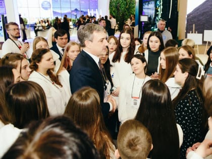 Василий Орлов провел для детей экскурсию по амурскому павильону на ВДНХ