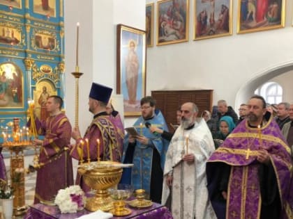 19.04.19 Архиепископ Лукиан совершил акафистное пение у чудотворного Албазинского образа Божией Матери