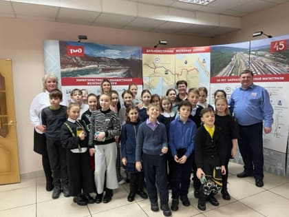 В роли машинистов на тренажере тепловозов побывали школьники в Тынде